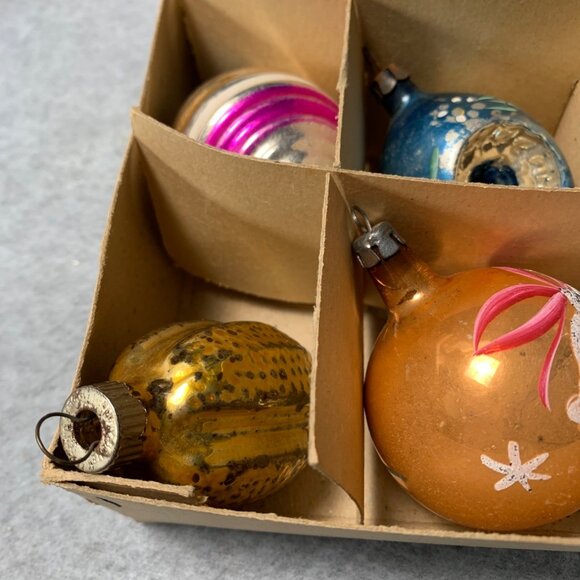 Vintage Hand-Painted Glass Christmas Ornaments Set of 12 Original Box - Picture 2 of 7